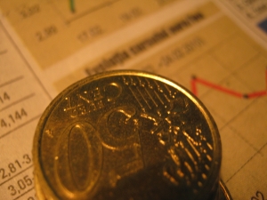 Euro a fost cotat la 4,5915 lei, peste referinţa de ieri